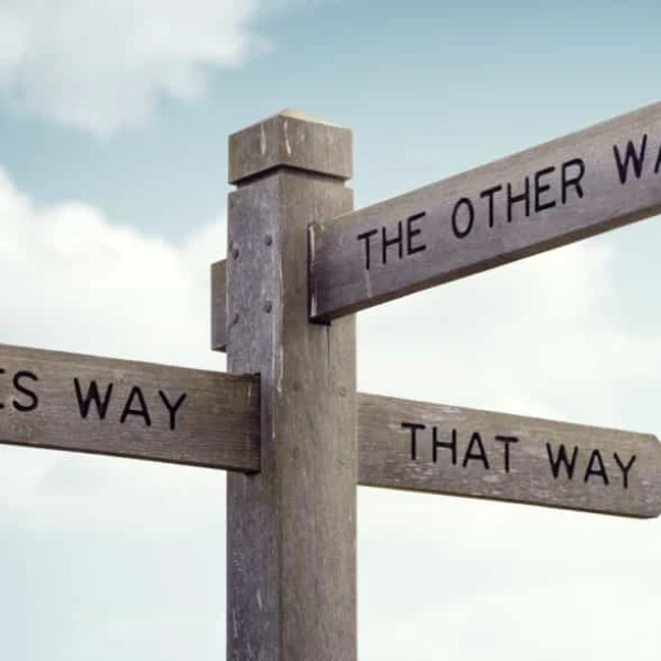 Wegwijzerbord met richting 'this way' 'that way' en 'the other way' - therapie bij ZEON